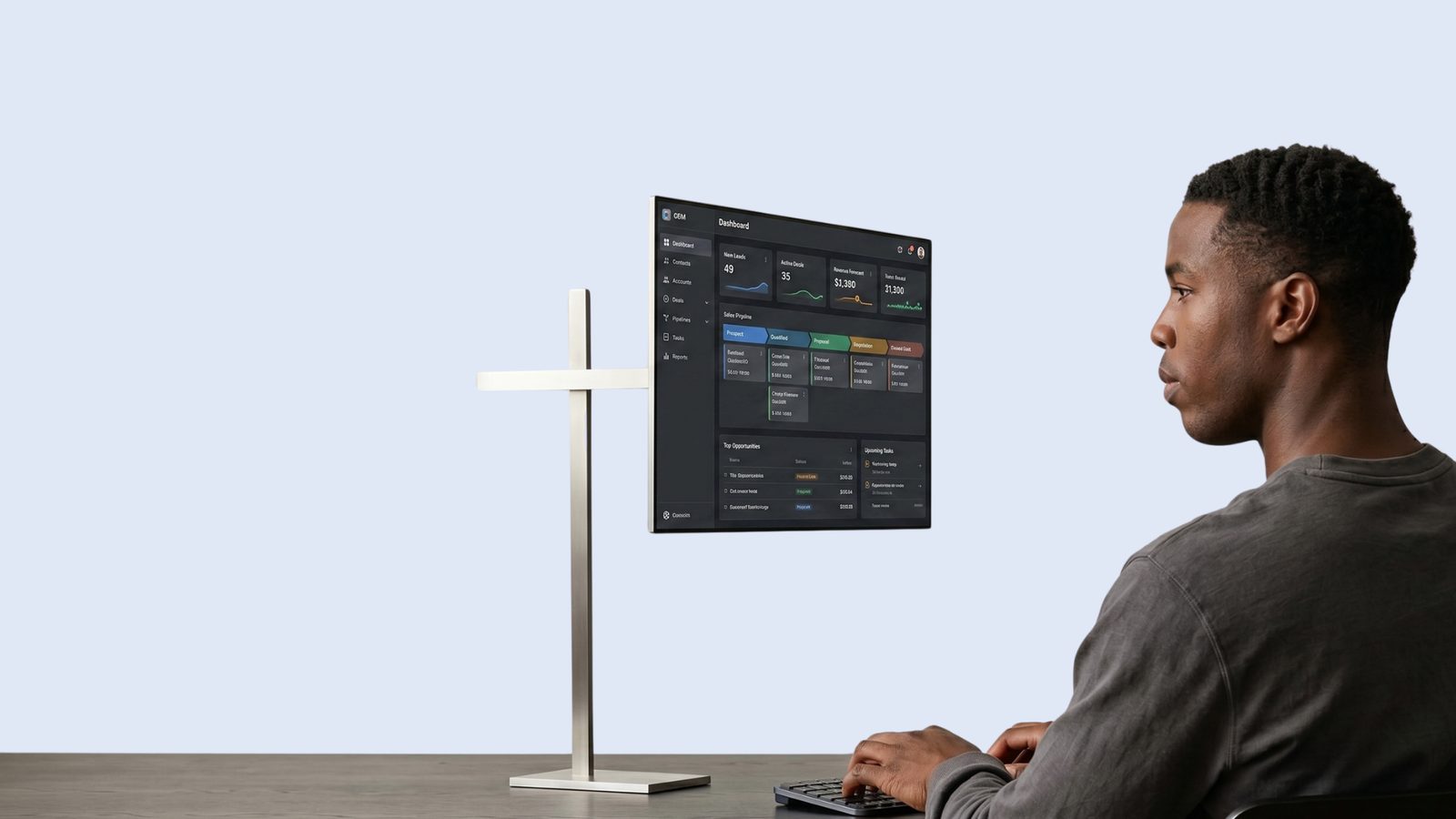 Profissional acompanhando um painel de CRM