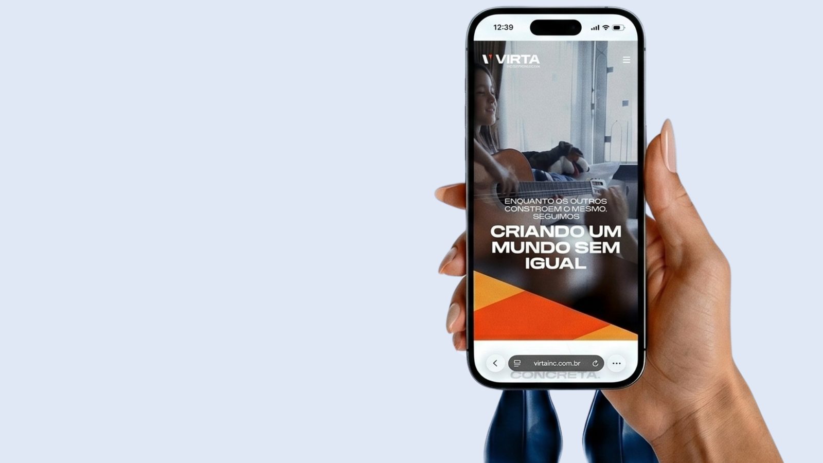 Site institucional aberto em um celular