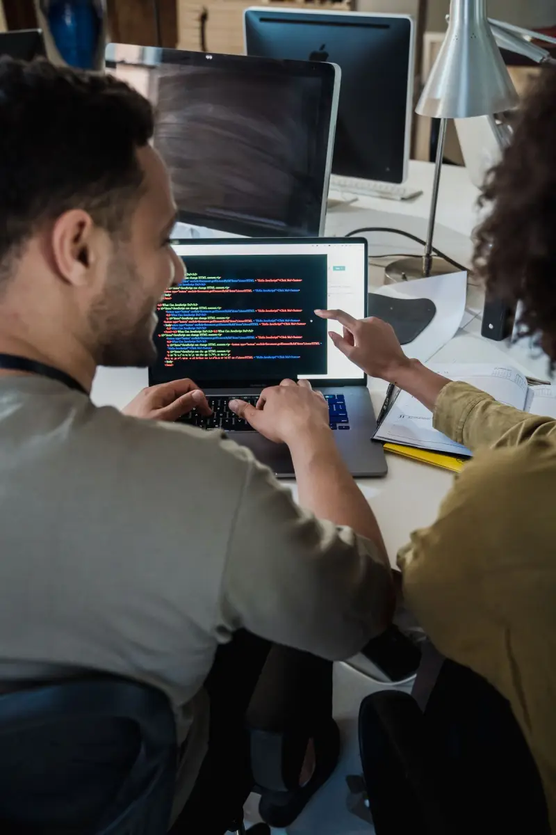 Desenvolvedores revisando código de software