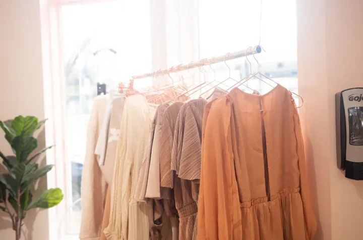 Arara com vestidos em tons de pêssego
