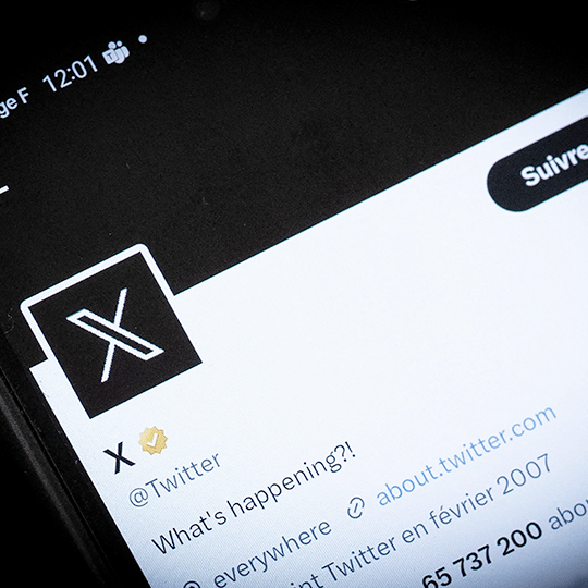 Perfil do Twitter na rede social com a nova logo X mas ainda com o nome antigo.